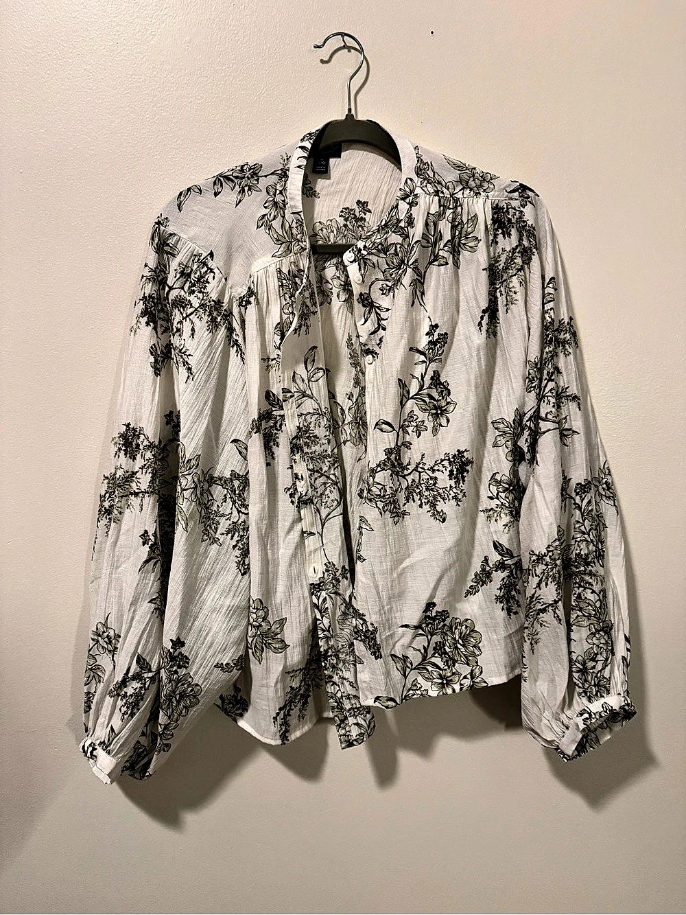 Scoop Floral Button Front Blouse in White & Black Size Medium